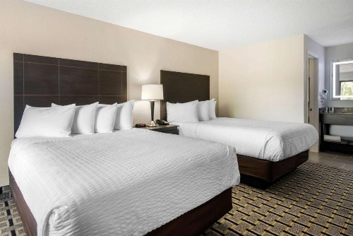 Clarion Inn & Suites Kissimmee-Lake Buena Vista South image 4