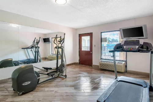 Clarion Inn & Suites Kissimmee-Lake Buena Vista South image 5