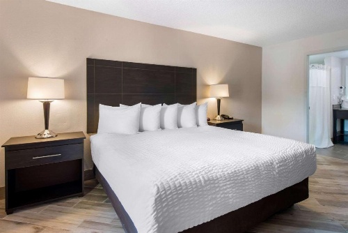 Clarion Inn & Suites Kissimmee-Lake Buena Vista South image 9