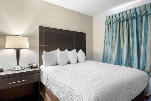 Clarion Inn & Suites Kissimmee-Lake Buena Vista South image 1
