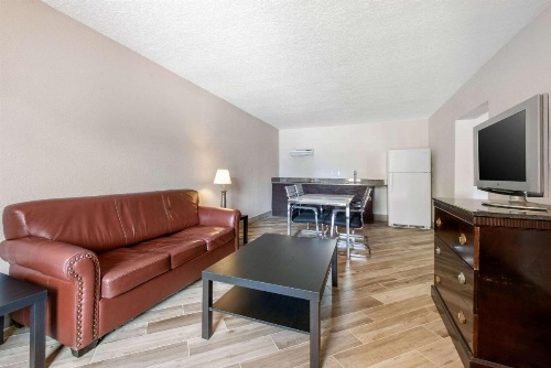 Clarion Inn & Suites Kissimmee-Lake Buena Vista South image 15
