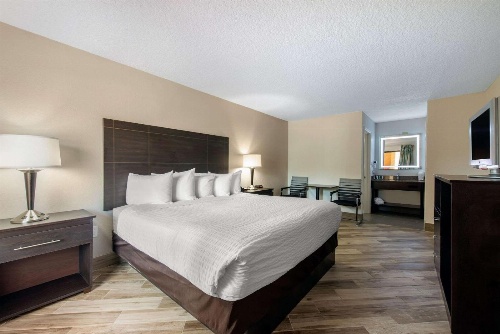 Clarion Inn & Suites Kissimmee-Lake Buena Vista South image 2