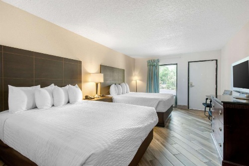 Clarion Inn & Suites Kissimmee-Lake Buena Vista South image 23