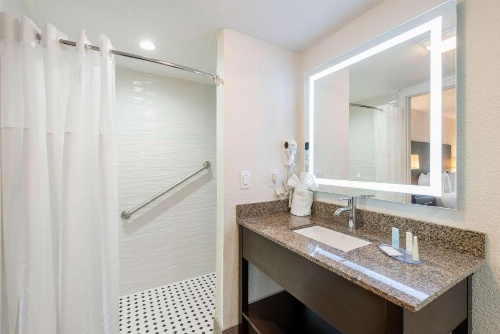 Clarion Inn & Suites Kissimmee-Lake Buena Vista South image 3